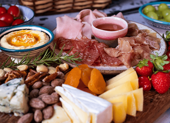 Finger Food: A Elegância e Praticidade da Gastronomia Moderna- foto de uma linda tábua de frios