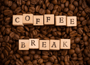 Aprenda como organizar um coffee break profissional na sua empresa com cardápio, logística e dicas práticas para impressionar sua equipe e convidados.