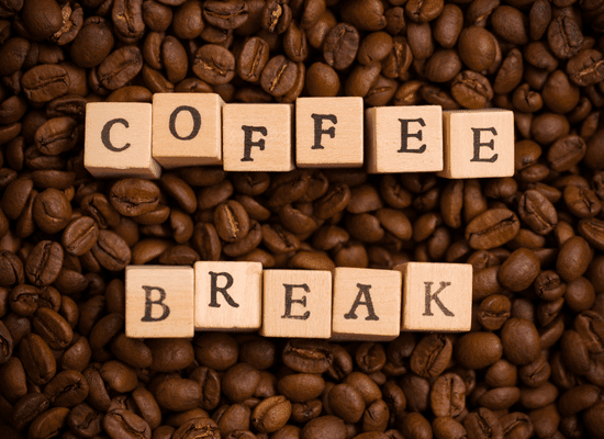 Aprenda como organizar um coffee break profissional na sua empresa com cardápio, logística e dicas práticas para impressionar sua equipe e convidados.